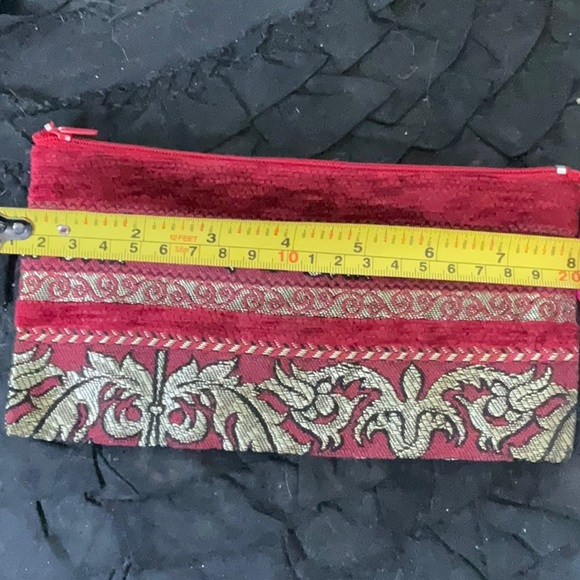 “VINTAGE” Tapestry and Crushed Velvet Red and Gold Patterned Pouch. - Picture 8 of 9